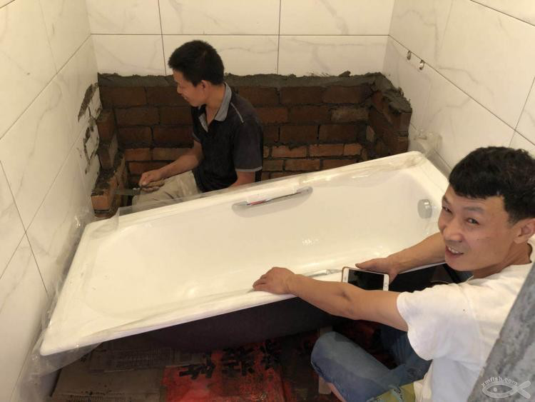 也許是小魚網上第一戶直播安裝浴缸的過程!還是鑄鐵浴缸! 也許是小魚網上第一戶直播安裝浴缸的過程!還是鑄鐵浴缸!