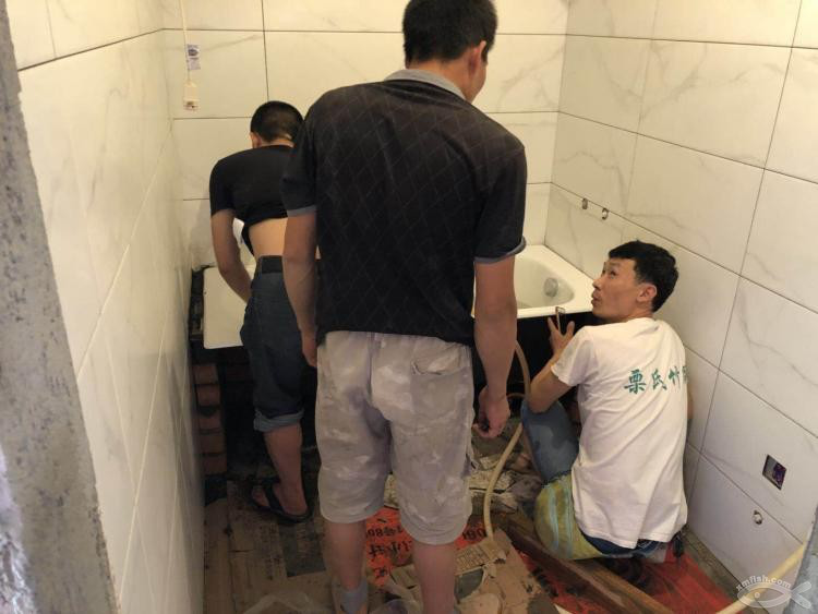 也許是小魚網上第一戶直播安裝浴缸的過程!還是鑄鐵浴缸! 也許是小魚網上第一戶直播安裝浴缸的過程!還是鑄鐵浴缸!