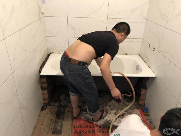 也許是小魚網上第一戶直播安裝浴缸的過程!還是鑄鐵浴缸! 也許是小魚網上第一戶直播安裝浴缸的過程!還是鑄鐵浴缸!